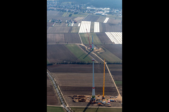 Baustelle zur Windrad- Turm Montage in Hatzenbühl im Bundesland Rheinland-Pfalz, Deutschland aus der Luft