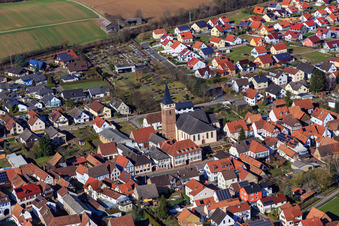 Kirche und Bürgerhaus in der Ortmitte aus Südwesten im Ortsteil Schaidt in Wörth am Rhein im Bundesland Rheinland-Pfalz, Deutschland