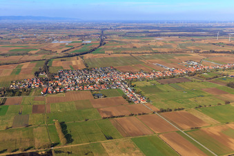 Dorfansicht jenseits des Otterbach aus Süden in Freckenfeld im Bundesland Rheinland-Pfalz, Deutschland