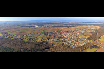 Stadtpanorama aus Süden in Kandel im Bundesland Rheinland-Pfalz, Deutschland