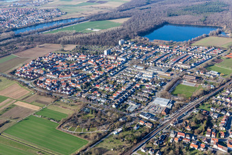 Dorfkern an den See- Uferbereichen des Baggersee Untergrombach in Untergrombach in Bruchsal im Bundesland Baden-Württemberg, Deutschland