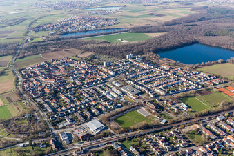 Luftbild von Dorfkern an den See- Uferbereichen des Baggersee Untergrombach in Untergrombach in Bruchsal im Bundesland Baden-Württemberg, Deutschland