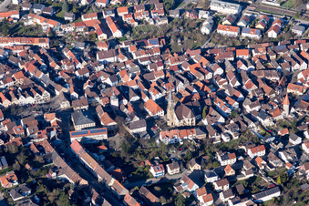 Luftbild von Martinskapelle im historischen Ortskern im Ortsteil Heidelsheim in Bruchsal im Bundesland Baden-Württemberg, Deutschland