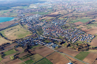 Ortsansicht der Straßen und Häuser der Wohngebiete am Hardtsee in Ubstadt-Weiher im Bundesland Baden-Württemberg, Deutschland