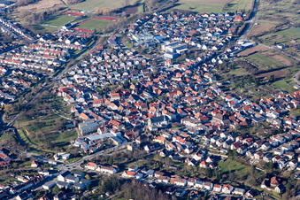 Ortsansicht der Straßen und Häuser der Wohngebiete in Ubstadt-Weiher im Bundesland Baden-Württemberg, Deutschland