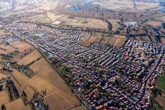 Ortsansicht der Straßen und Häuser der Wohngebiete in Römerberg im Ortsteil Berghausen im Bundesland Rheinland-Pfalz, Deutschland