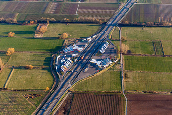 Autobahn Raststätte an der Verkehrsführung und den Fahrtrichtungen der BAB 65 in Edesheim im Bundesland Rheinland-Pfalz, Deutschland
