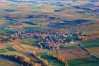 Dorfansicht am Abend aus Norden in Oberhausen im Bundesland Rheinland-Pfalz, Deutschland