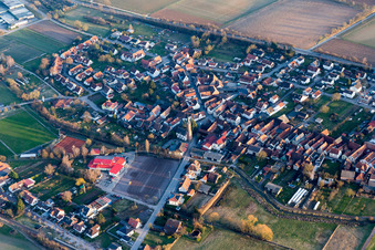 Festplatz im Ortsteil Drusweiler in Kapellen-Drusweiler im Bundesland Rheinland-Pfalz, Deutschland von oben