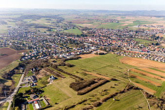 Dorf - Ansicht am Rande von landwirtschaftlichen Feldern und Nutzflächen in Pfaffenhoffen in Grand Est in Val-de-Moder im Bundesland Bas-Rhin, Frankreich