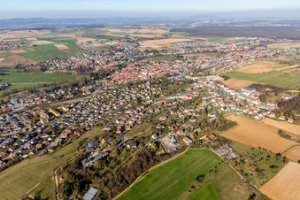 Luftbild von Ortsansicht der Straßen und Häuser der Wohngebiete in Pfaffenhoffen in Grand Est in Val-de-Moder im Bundesland Bas-Rhin, Frankreich