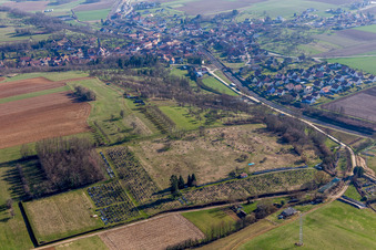 Grabreihen auf dem Gelände des Friedhofes in Ettendorf in Grand Est im Bundesland Bas-Rhin, Frankreich