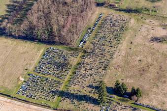 Grabreihen auf dem Gelände des Friedhofes in Ettendorf in Grand Est im Bundesland Bas-Rhin, Frankreich aus der Luft