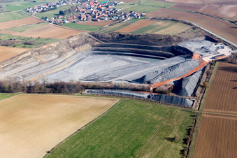 Gelände und Abraum- Flächen des Kies- Tagebau in Lixhausen in Grand Est im Bundesland Bas-Rhin, Frankreich von oben