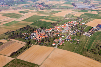 Dorf - Ansicht am Rande von landwirtschaftlichen Feldern und Nutzflächen in Zoebersdorf in Grand Est in Zœbersdorf im Bundesland Bas-Rhin, Frankreich