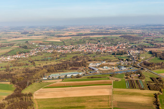 Dorfkern an den Fluß- Uferbereichen der Zorn in Steinbourg in Grand Est im Bundesland Bas-Rhin, Frankreich