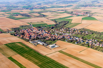 Dorf - Ansicht am Rande von landwirtschaftlichen Feldern und Nutzflächen in Melsheim in Grand Est im Bundesland Bas-Rhin, Frankreich