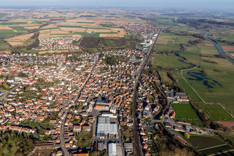 Luftaufnahme von Ortsansicht der Straßen und Häuser der Wohngebiete in Hochfelden in Grand Est im Bundesland Bas-Rhin, Frankreich