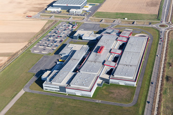 Luftbild von Gebäude und Produktionshallen auf dem Werksgelände SEW-USOCOME usine de Brumath in Bernolsheim in Grand Est in Mommenheim im Bundesland Bas-Rhin, Frankreich