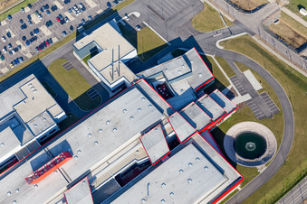 Schrägluftbild von Gebäude und Produktionshallen auf dem Werksgelände SEW-USOCOME usine de Brumath in Bernolsheim in Grand Est in Mommenheim im Bundesland Bas-Rhin, Frankreich