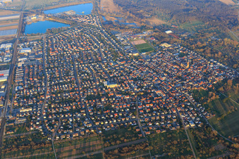 Stadtübersicht aus Südwesten vordem Kaltenbachsee in Muggensturm im Bundesland Baden-Württemberg, Deutschland