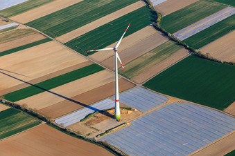 Fertiggestelltes Windrad des Hatzenbühler Windparks im Bundesland Rheinland-Pfalz, Deutschland