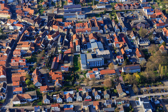 Grundschule Herxheim und Elmar-Weiller-Festhalle Herxheim in Herxheim bei Landau im Bundesland Rheinland-Pfalz, Deutschland
