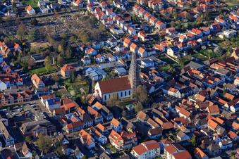Kathol. Kirche St. Maria Himmelfahrt mit eingerüstetem Turm in Herxheim bei Landau im Bundesland Rheinland-Pfalz, Deutschland