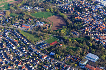 Spiegelbachpark, Spiegelbachhalle und Fortmühlhalle in Bellheim im Bundesland Rheinland-Pfalz, Deutschland