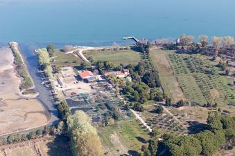 Schrägluftbild von Caserma di Canal Muro im Bundesland Friaul-Julisch Venetien, Italien