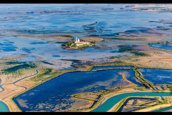 Adria-Insel im Lido von Grado mit Kloster Santuario Di Barbana bei Grado in Friuli-Venezia Giulia im Ortsteil Santuario di Barbana im Bundesland Gorizia, Italien