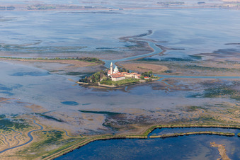Luftbild von Adria-Insel im Lido von Grado mit Kloster Santuario Di Barbana bei Grado in Friuli-Venezia Giulia im Ortsteil Santuario di Barbana im Bundesland Gorizia, Italien
