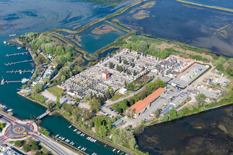 Küstenbereich, Friedhof und Yachthafen auf der Lido di Grado - Insel Le Cove in Grado in Friuli-Venezia Giulia im Bundesland Gorizia, Italien