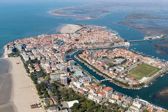 Stand- und Hotel- Bebauung auf der Halbinsel an der Adriaküste in Grado in Friuli-Venezia Giulia im Bundesland Gorizia, Italien