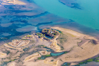 Wasser- und Sandlandschaft mit Fischerhütte auf der Isola Sant Andrea im Lido di Grado bei Lignano Sabbiadoro in Friuli-Venezia Giulia im Bundesland Udine, Italien