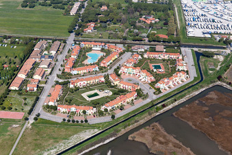 Yachthafen mit Sportboot- Anlegestellen und Bootsliegeplätzen am Uferbereich der Marina Punta Gabbiani Aprilia Marittima im Ortsteil Aprilia Marittima in Bevazzana in Friuli-Venezia Giulia in Latisana im Bundesland Udine, Italien