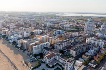 Lido di Jesolo im Bundesland Metropolitanstadt Venedig, Italien von oben gesehen