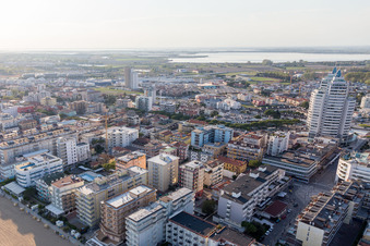 Lido di Jesolo im Bundesland Metropolitanstadt Venedig, Italien vom Flugzeug aus