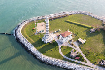 Luftaufnahme von Leuchtturm als historisches Seefahrtszeichen im Küstenbereich der Adria in Lido di Jesolo in Venetien im Bundesland Metropolitanstadt Venedig, Italien