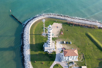 Schrägluftbild von Leuchtturm als historisches Seefahrtszeichen im Küstenbereich der Adria in Lido di Jesolo in Venetien im Bundesland Metropolitanstadt Venedig, Italien
