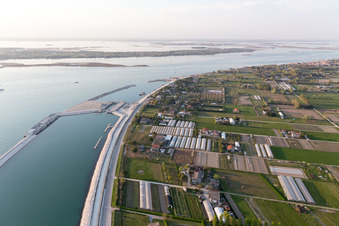 Schrägluftbild von Punta Sabbioni im Bundesland Venetien, Italien