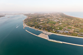 Drohnenbild von Punta Sabbioni im Bundesland Venetien, Italien