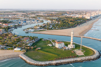 Luftbild von Leuchtturm als historisches Seefahrtszeichen im Küstenbereich der Adria in Lido di Jesolo in Venetien im Ortsteil Foce Sile in Cavallino-Treporti im Bundesland Metropolitanstadt Venedig, Italien