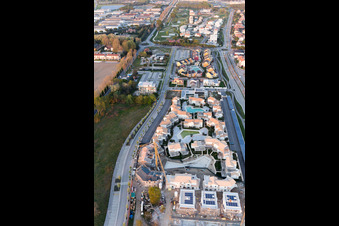 Luftbild von Ferienhaus- Anlage des Ferienparks Les Maisons in Jesolo in Venetien im Bundesland Metropolitanstadt Venedig, Italien