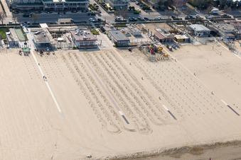 Luftbild von Pinarella im Bundesland Emilia-Romagna, Italien