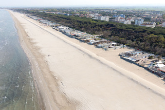 Schrägluftbild von Pinarella im Bundesland Emilia-Romagna, Italien