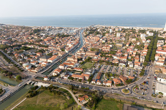 Drohnenbild von Cesenatico im Bundesland Forlì-Cesena, Italien