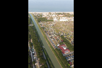 Schrägluftbild von Zadina Pineta im Bundesland Emilia-Romagna, Italien