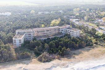 Ehemaliges faschistisches Kindererholungslager Colonia Varese an der Adria in Milano Marittima in Cervia in Emilia-Romagna im Bundesland Ravenna, Italien aus der Luft