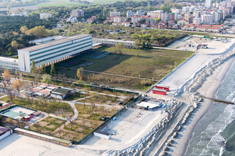 Gebäudekomplex der Hotelanlage Bagno Biondi N. 332 in Milano Marittima in Emilia-Romagna in Cervia im Bundesland Ravenna, Italien